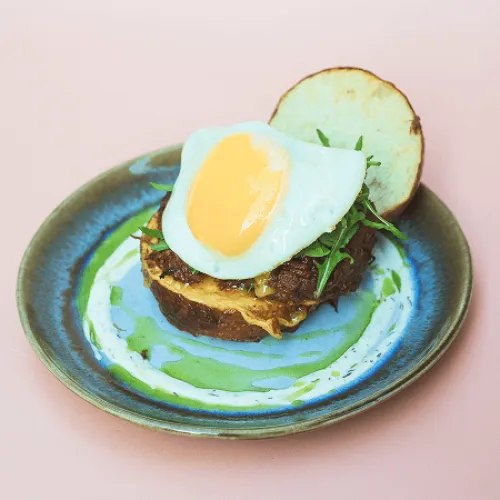 Photo du brekkie burger au pulled beef chez Haven Annecy.