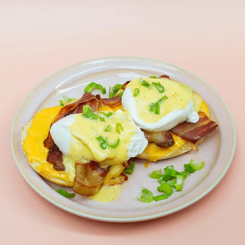 Photo d'un eggs benedict Cheddar Bacon chez Haven Annecy.