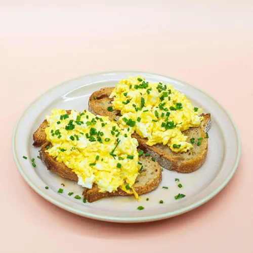 Photo d'un eggs on toast brouillé chez Haven Annecy.