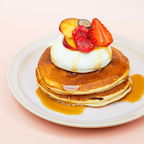 Photo des pancakes au sirop d'érable et fruit chez Haven Annecy.