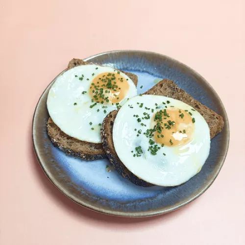Photo d'un eggs on toast au plat chez Haven Annecy.