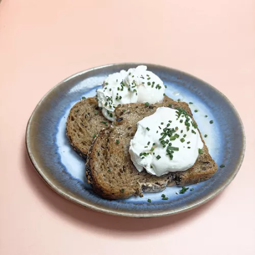 Photo d'un eggs on toast poché chez Haven Annecy.