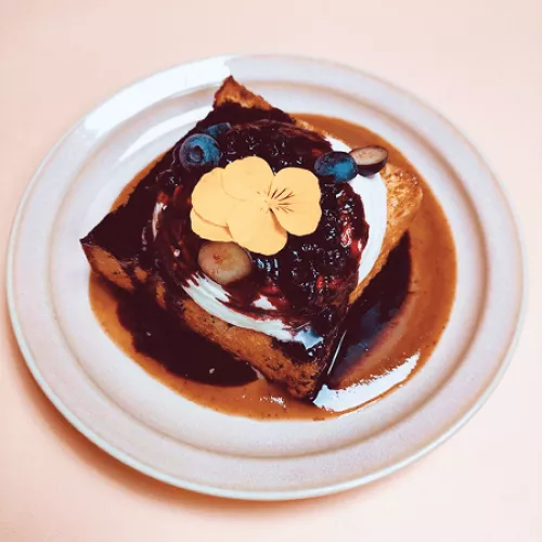 Photo de la french brioche d'hiver crème de marron et myrtille chez Haven Annecy.