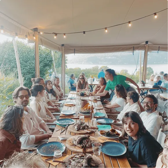 Photo d'un repas d'équipe à la Terre de Bellevarde près Annecy.