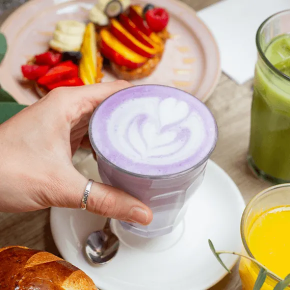 Photo d'un ubé latte chez Haven Annecy.