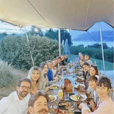 Photo d'un repas d'équipe à la Terre de Bellevarde près Annecy.