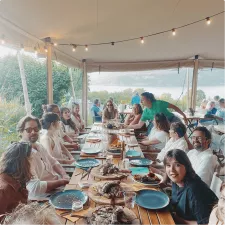 Photo d'un repas d'équipe à la Terre de Bellevarde près Annecy.