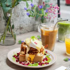 Photo d'un eggs bénédict pulled pork chez Haven Annecy.