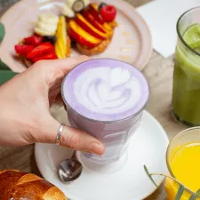 Photo d'un ubé latte chez Haven Annecy.