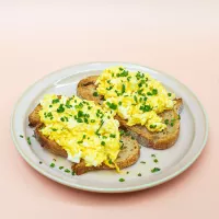 Photo d'un eggs on toast brouillé chez Haven Annecy.