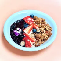 Photo d'un açaï bowl aux fruits rouge chez Haven Annecy.