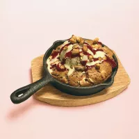Cookie pistache, framboise et chocolat blanc cuit au four  Servi chaud avec boule de glace pistache & coulis de framboises.